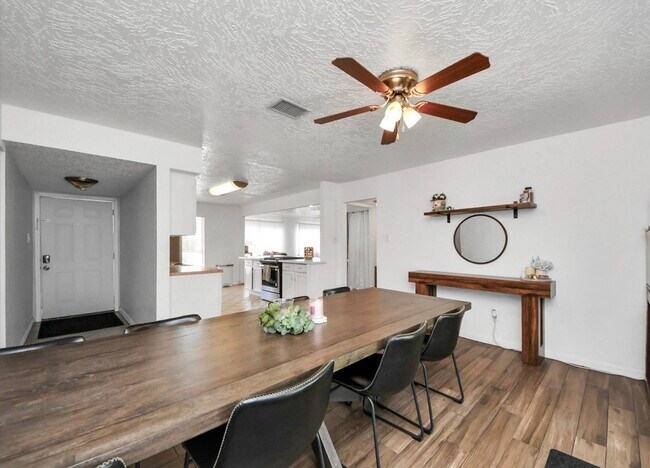 Foto del edificio - 7414 Battlewood Dr