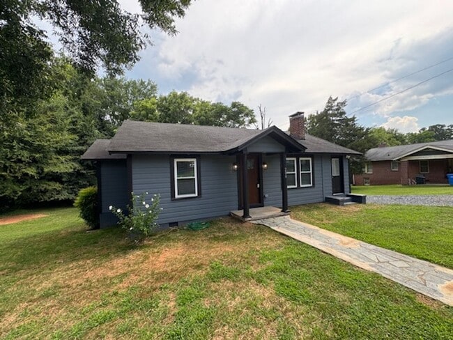 Building Photo - Renovated 3 Bedroom/2 Bath Home