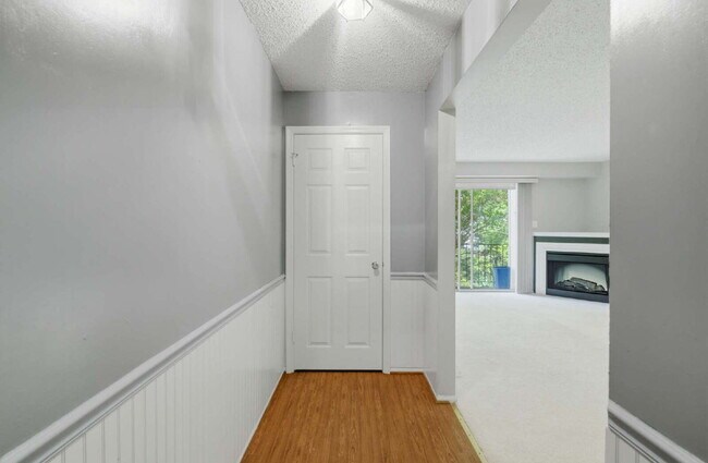 Foto del edificio - Lakeside End-Unit Condo Near Metro Convenience