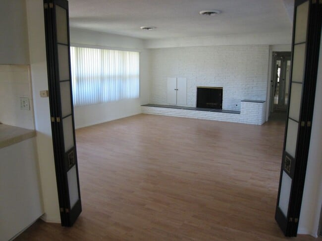 Building Photo - 13203 Moorpark St
