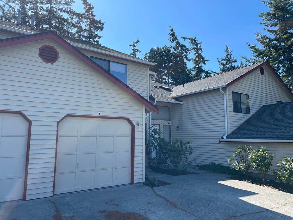 Primary Photo - Kim (1025 SW Kaleeton Loop)