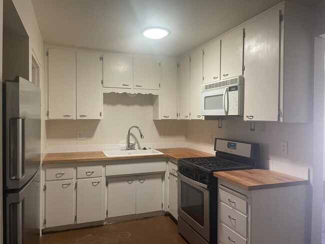 Building Photo - 1807 E Monterey Way