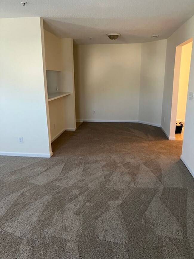 Building Photo - 904-H Litchfield Way