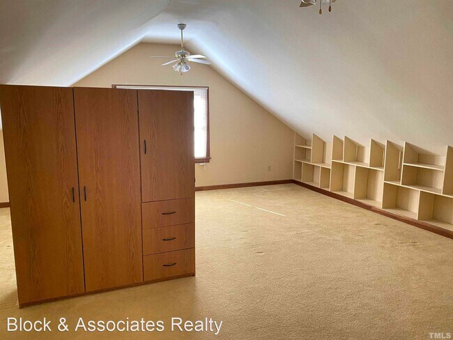 Building Photo - 3 br, 2.5 bath House - 5 Trump Court