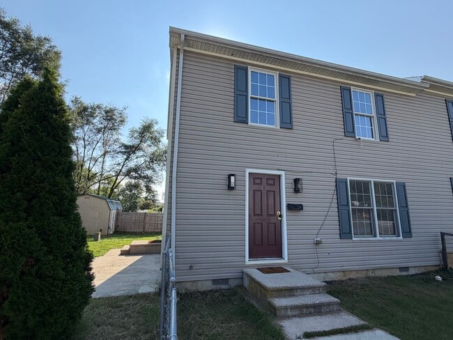 Building Photo - 903 Harwood Rd
