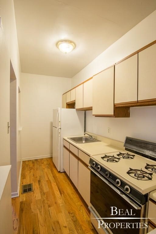 Building Photo - 2 bedroom in CHICAGO IL 60657