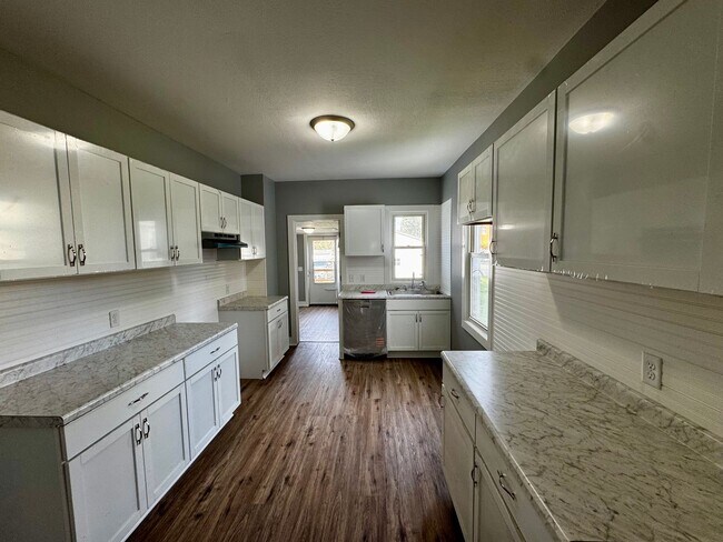 Building Photo - 410 9th St