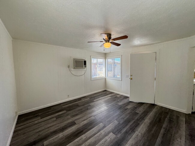 Building Photo - Cute One Bedroom Cottage with Parking Space
