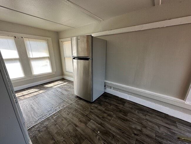 Building Photo - 820 College St