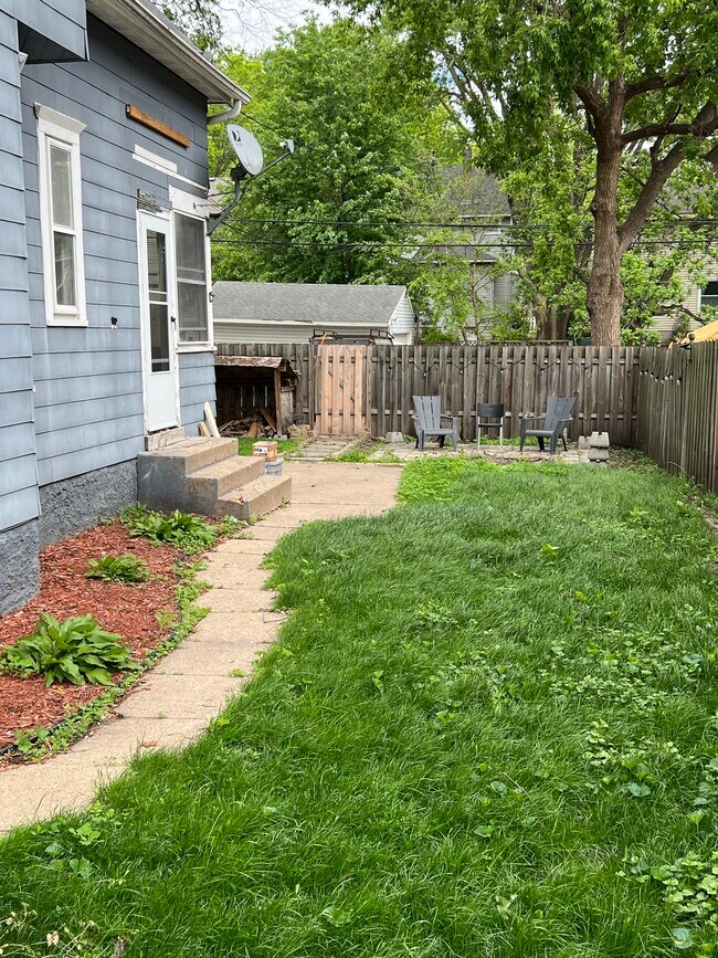 Amplio patio cercado - 1915 Johnson St NE