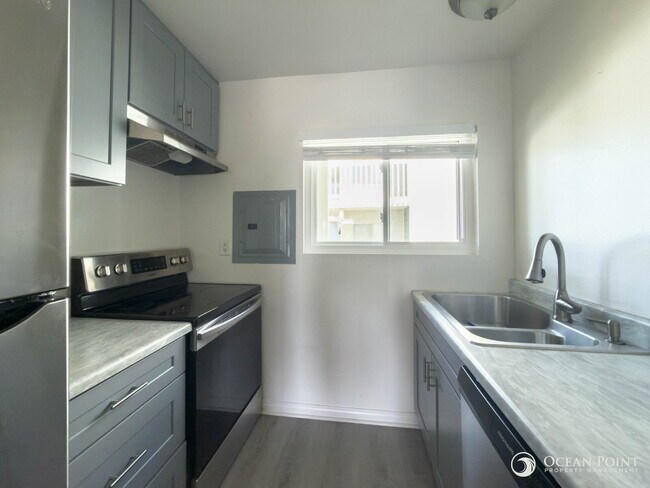 Foto del edificio - Charming 2 Bedroom Anacapa Condo just steps from the beach in Port Hueneme!