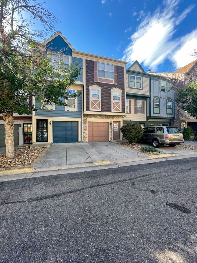 Beautiful 2-Bedroom Townhome in Aurora – A... - Beautiful 2-Bedroom Townhome in Aurora – A...