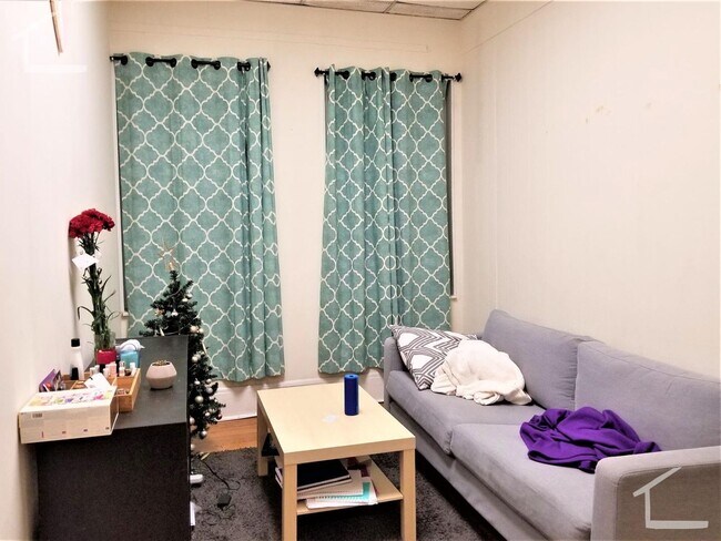 Foto del edificio - 3BR 1Bth unit. Heat/Hot Water included. Great location!