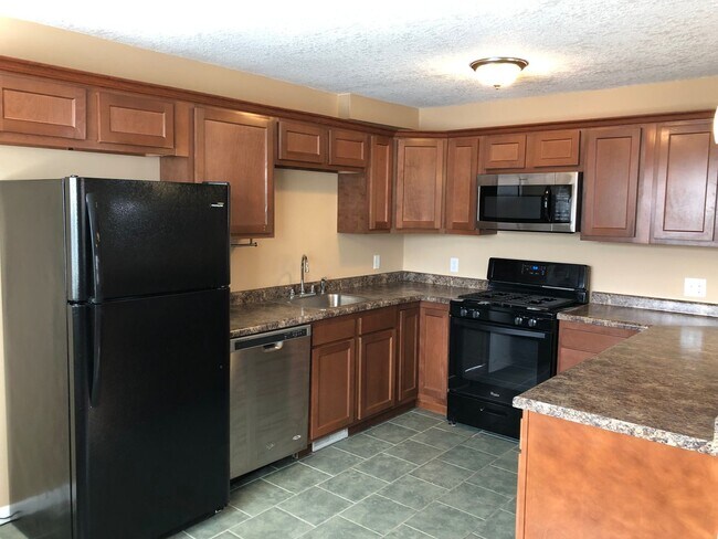 Foto del edificio - Spacious 3-Bedroom in Rock Island with Garage