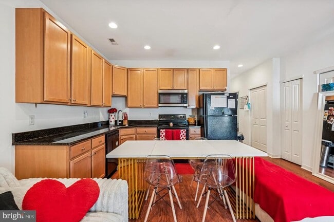 Building Photo - 6212 Ridge Ave