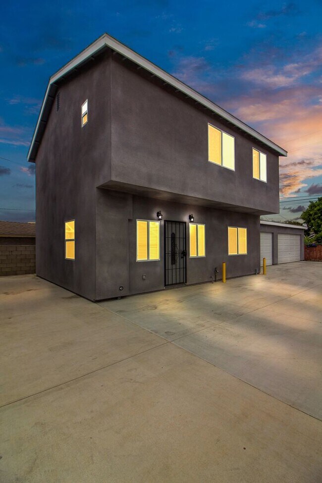 Foto del edificio - 1740-1742 Rose Ave Triplex