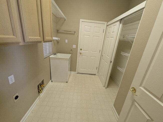 Foto del edificio - 7090 Lost Lake Ln