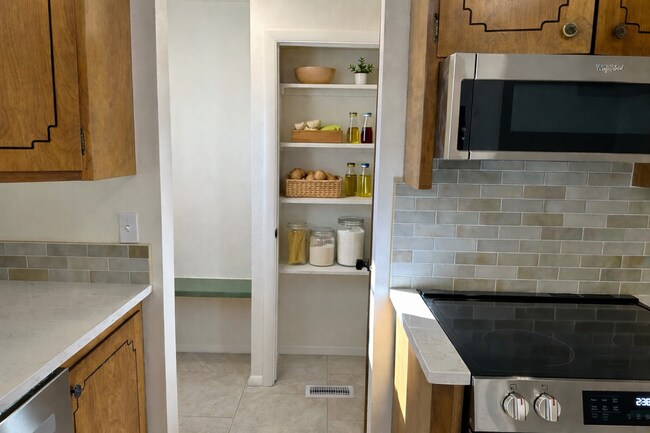 Foto del edificio - Brand New Remodel Central Bench Home