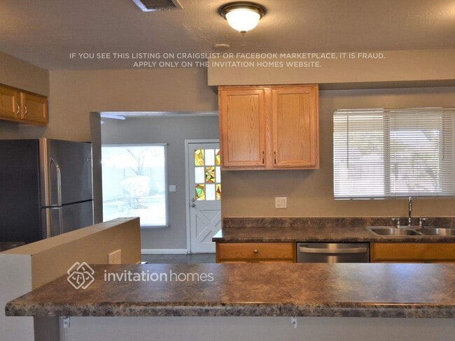 Building Photo - 2532 E Clarendon Ave