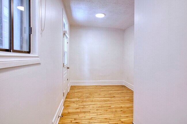 Building Photo - 6885-6891 Sherbrooke west
