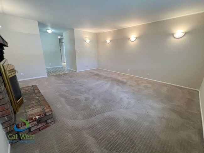 Building Photo - $3695 - 2 Bed/1.5 Bath Duplex in Santa Clara w/ Attached Garage