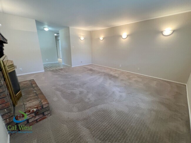 Foto del edificio - $3695 - 2 Bed/1.5 Bath Duplex in Santa Clara w/ Attached Garage