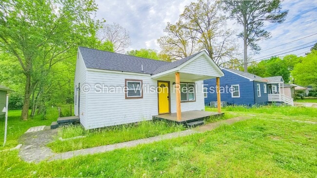 Building Photo - Take a look at this little gem. 2 BR / 1 B...