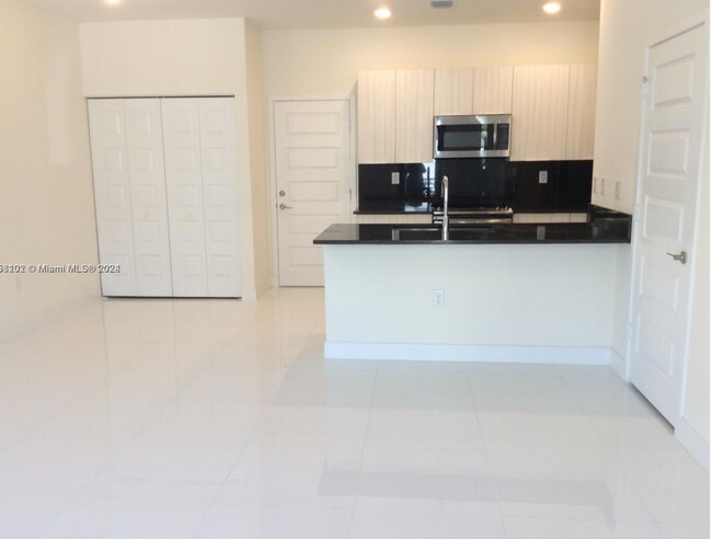 Foto del edificio - 4951 NW 84th Ave