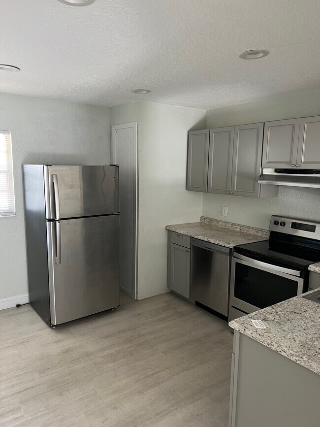 Foto del edificio - 4328 Edgewater Dr