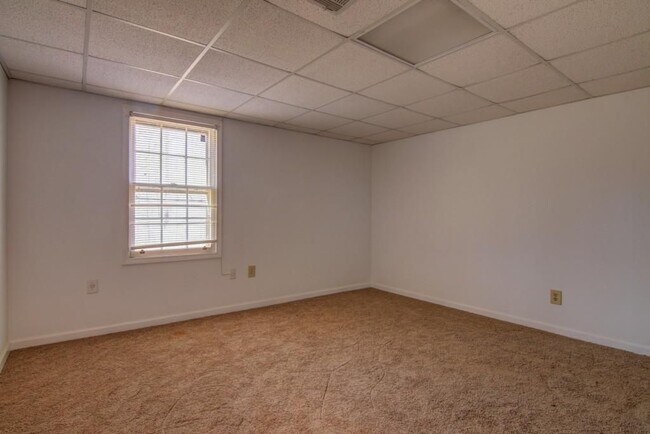 Building Photo - 450 Forest Rd