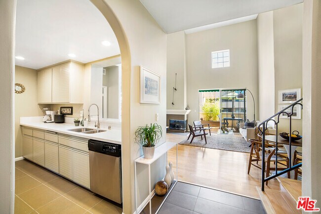 Building Photo - 930 N Doheny Dr