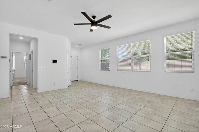 Foto del edificio - 23700 W Watkins St