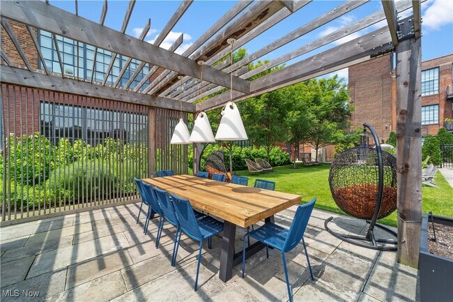 Foto del edificio - 2048 Fulton Rd