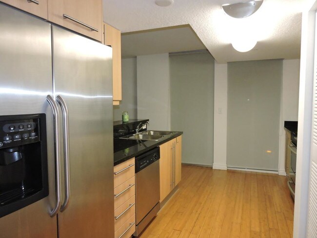 Building Photo - 7600 Collins Ave