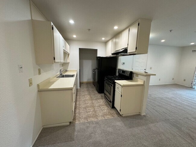 Foto del edificio - Beautiful 3 Bedroom, 2 Bathroom Upstairs C...