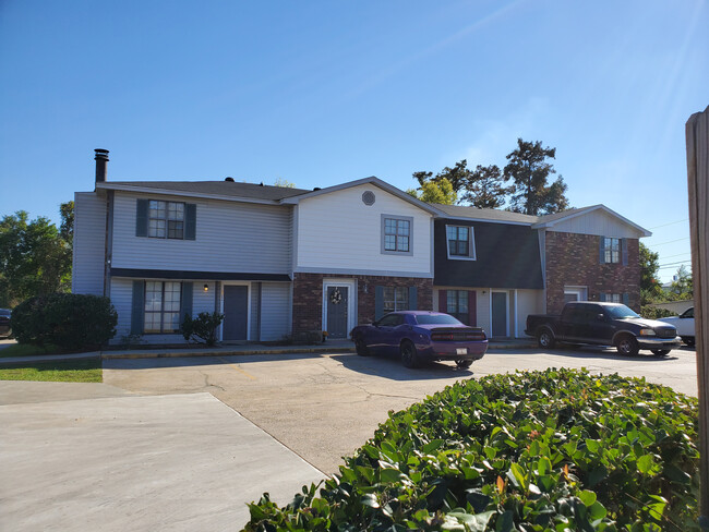 Building Photo - Parkwood Townhomes and Apartments