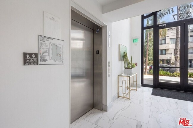 Foto del edificio - 320 N La Brea Ave