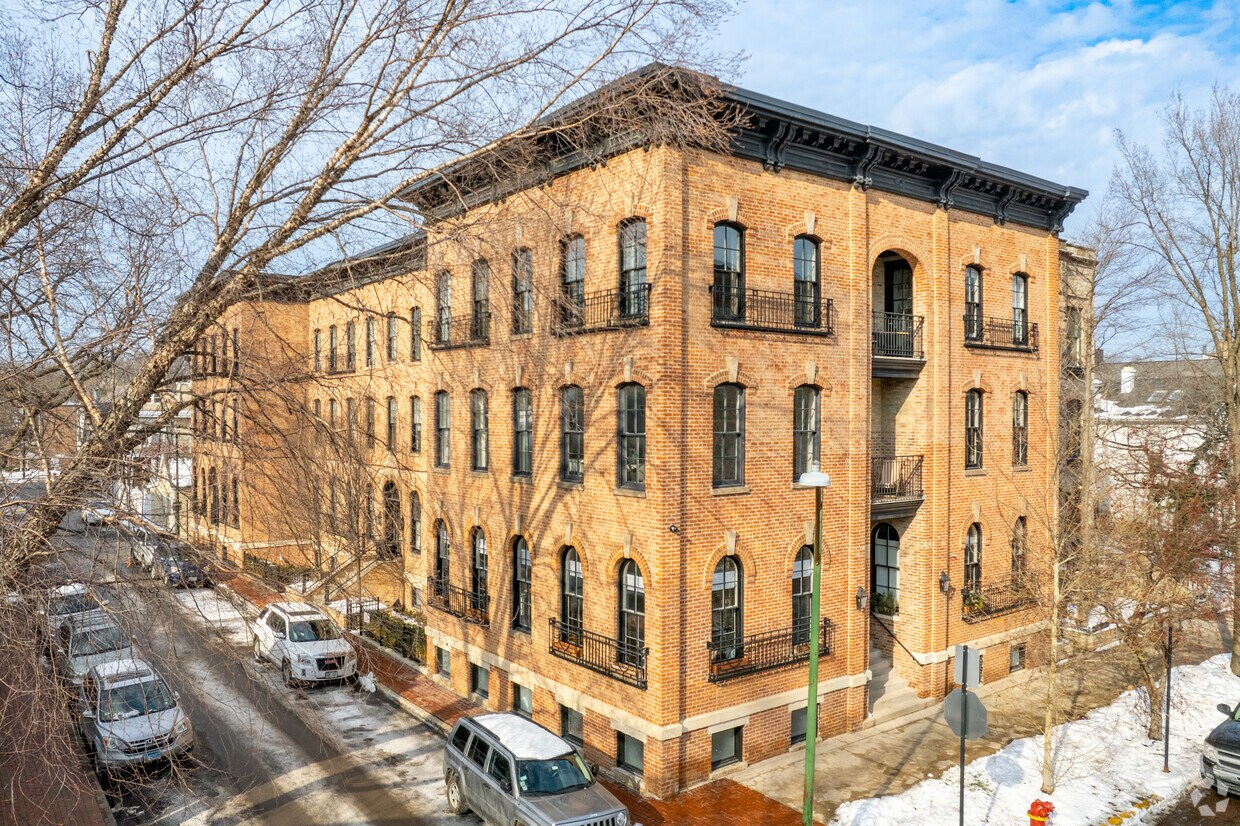 Primary Photo - 334-344 W Menomonee St
