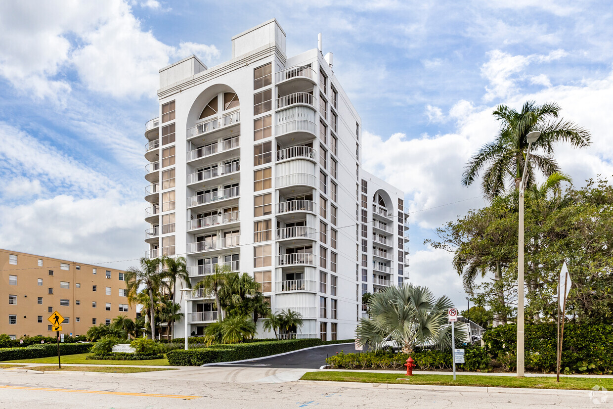 3901 S Flagler Dr - The Harbor Towers & Marina