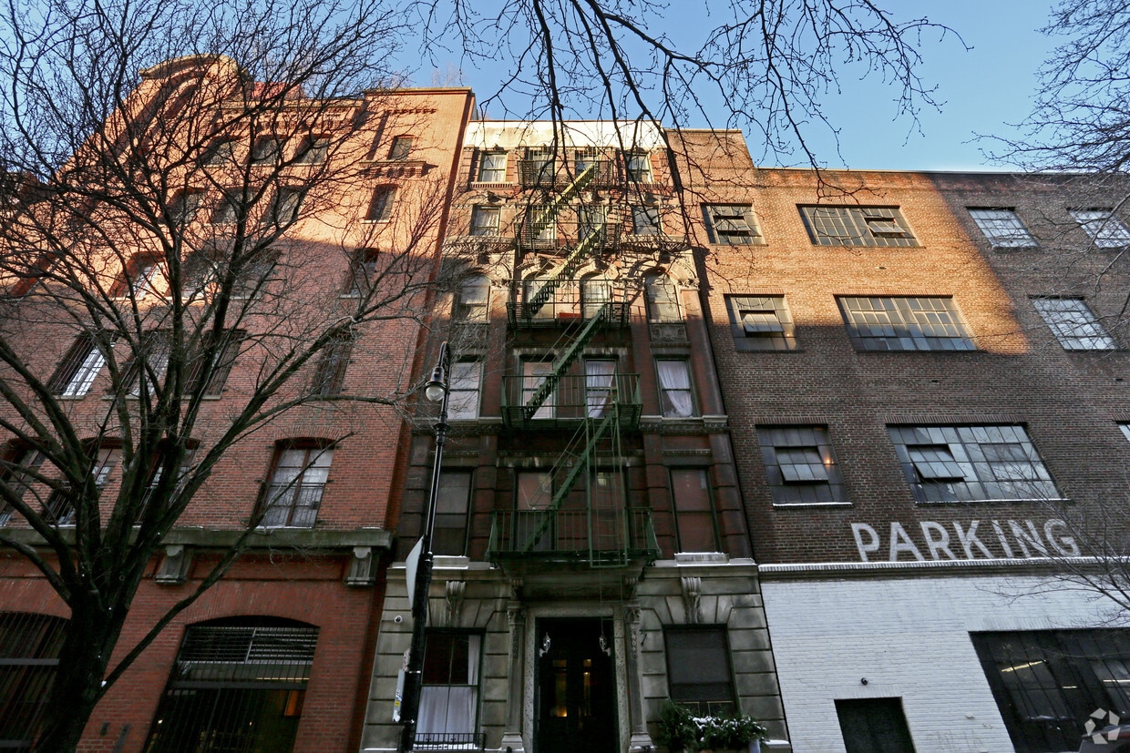 Building Photo - 129 Perry St
