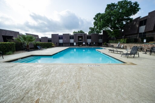 Building Photo - 1616 Royal Crest Dr