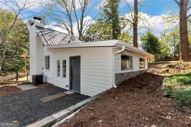 Building Photo - 75 Lake Dr