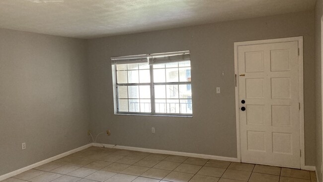 Building Photo - One Bedroom Rental in South Tampa!