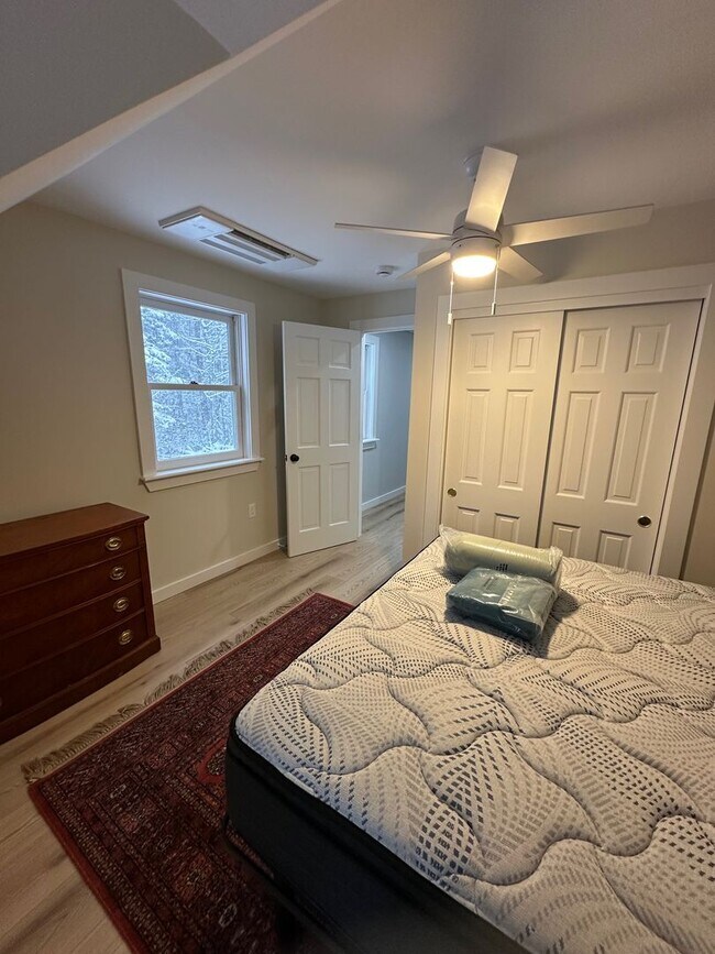 Building Photo - 1 Bedroom Furnished Apartment in Rindge