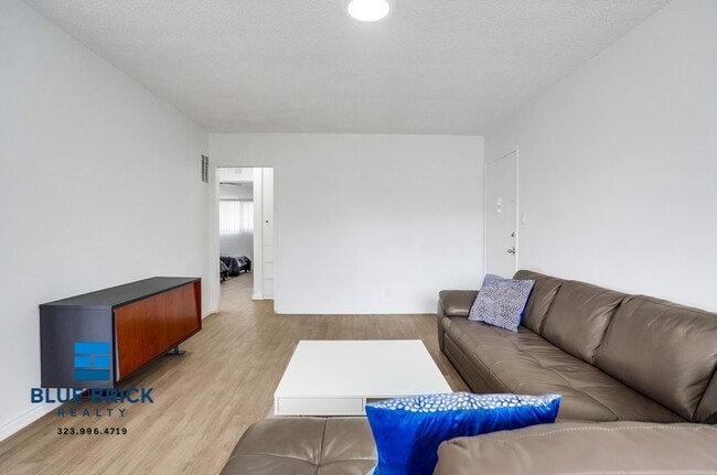 Foto del edificio - 12310 Chandler Blvd