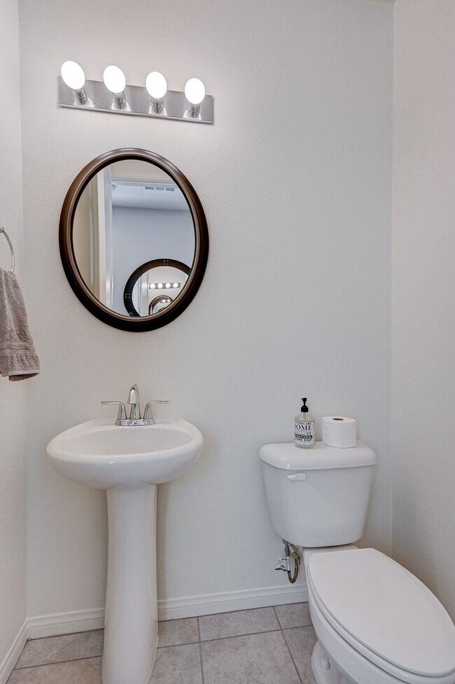 Building Photo - GORGEOUS 3 BEDROOM 2.5 BATH SOUTHWEST LOCA...