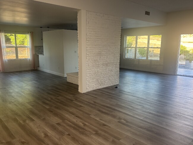Foto del edificio - 2058 Steiger Ln