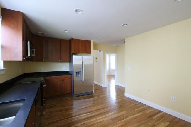 Building Photo - 38 Medford St