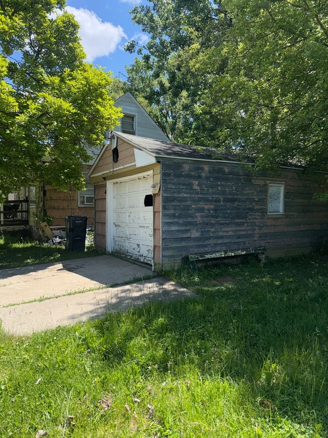Building Photo - 411 W Marengo Ave