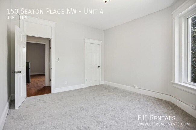 Building Photo - Top Floor Three Bedroom Apartment in Bloom...